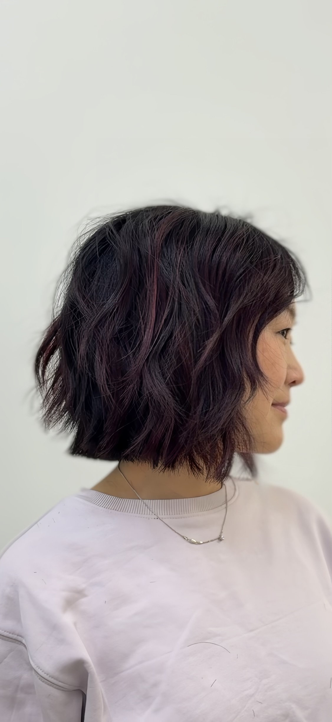 Chin-length plum textured bob, side profile